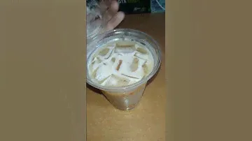 КОФЕ СО ЛЬДОМ ИЗ ВКУСНО И ТОЧКА / АЙС КОФЕ ЛЕСНОЙ ОРЕХ С СИРОПОМ / С МОЛОКОМ / НАПИТОК / ХОЛОДНЫЙ