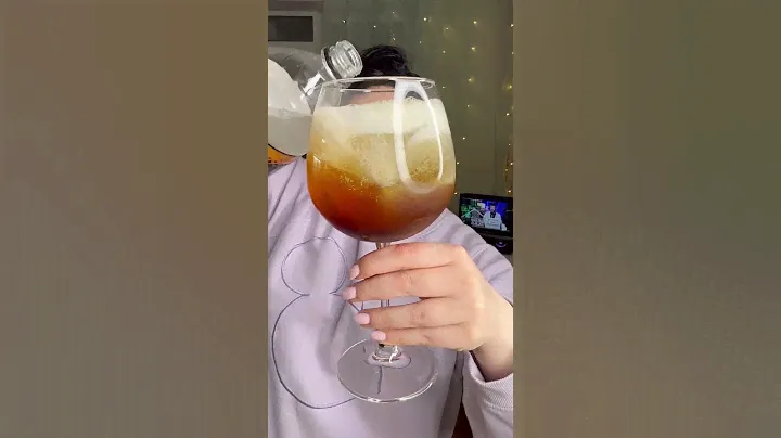ВКУСНЫЙ Коктейль 🍹 Я взяла:•мартини Rosso 100 мл• ТоНИК 100 мл• много льда• 2 дольки апельсина