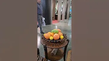 Для чего блюдо с фруктами на мебельной выставке?