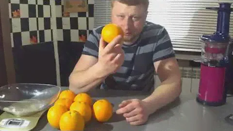 Сколько нужно апельсинов на литр натурального сока???Зачем покупать сок в коробках?Вкусно и полезно)